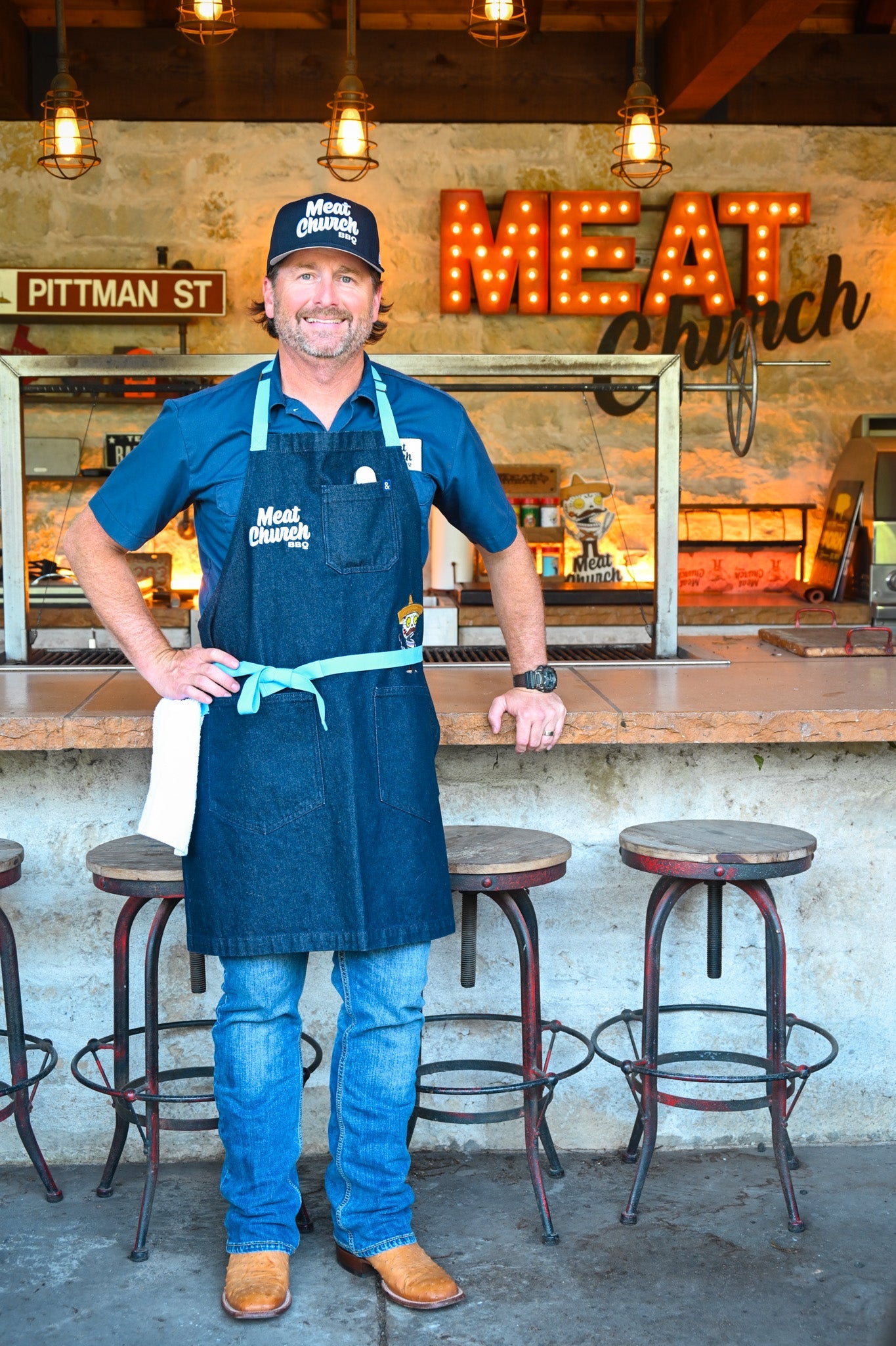 hedley-and-bennett-meat-church-apron-navy-r1 NAVY_H_B_APRON_LIFESTYLE_OUTDOOR_KITCHEN_TIED.jpg